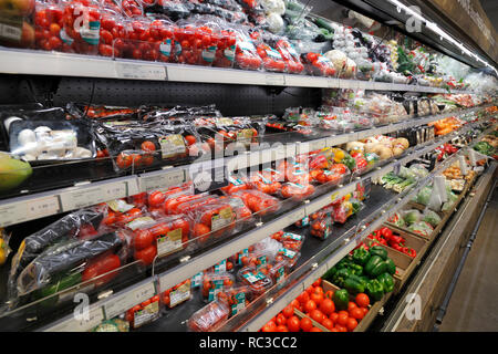 vegetables like tomatoes on a shelf in a supermarket Stock Photo