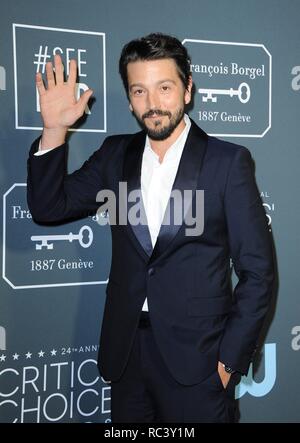 Santa Monica, CA. 13th Jan, 2019. Diego Luna at arrivals for 24th Annual Critics' Choice Awards, Barker Hangar, Santa Monica, CA January 13, 2019. Credit: Elizabeth Goodenough/Everett Collection/Alamy Live News Stock Photo