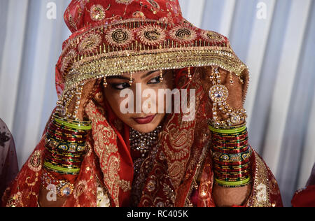 6,327 Maharashtra Traditional Dress Images, Stock Photos, 3D objects, &  Vectors | Shutterstock