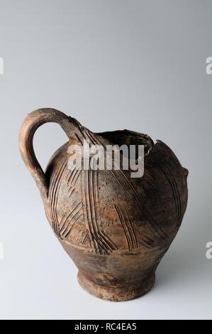 Two-handled jar with incised decoration to comb. Height 8, 5 cm Diameter 8 cm. (12 th-13 th) - Medieval period belonging of the ' Burgo de Santiuste Museum' in Alcalá de Henares. (Madrid). SPAIN. Stock Photo