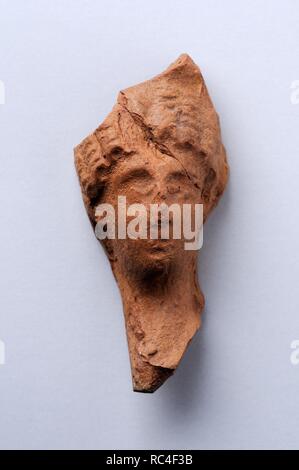 Head female terracotta figurine loops Roman hairstyle. Height 6, 7 cm Width 3, 1 cm. (1 st - 3 rd CE ) - Roman period, from ' House of Griffins '- Archaeological site of Complutum in Alcalá de Henares ( Madrid ). SPAIN. Stock Photo