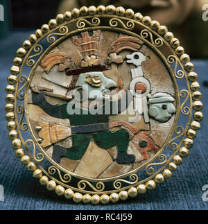 ARTE PRECOLOMBINO. PERU. CIVILIZACION ANDINA. CULTURA MOCHE O MOCHICA (100 aC-800). 'OREJERAS MIXTAS' con la representación de un guerrero. Museo de Oro del Perú. Lima. Stock Photo