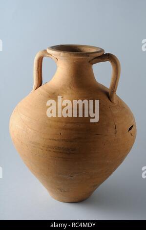 Common pottery jar with two handles. High 24, 7 cm Diameter of the mouth 8, 6 cm Diameter base 6, 8 cm Weight 1152 grams ( 1st - 3rd CE ) - Roman period from' House of Griffins '- Archaeological site of Complutum in Alcalá de Henares ( Madrid ). SPAIN. Stock Photo