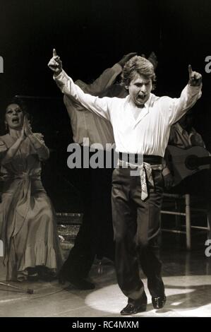 RAPHAEL. RAFAEL MARTOS SANCHEZ. CANTANTE ESPAÑOL.LINARES 1943. RAPHAEL DURANTE UNA ACTUACION EN TELEVISION. AÑO 1965 Stock Photo - Alamy
