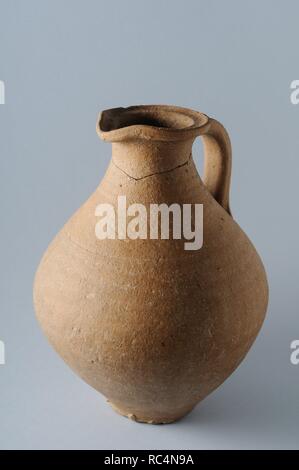 Common ceramic jar with a handle. High 20 cm Width 17 cm Edge 7, 5 cm  Base 6 cm Weight 835, 3 grams.( 1st - 3rd CE ) - Roman period from' House of Griffins '- Archaeological site of Complutum in Alcalá de Henares ( Madrid ). SPAIN. Stock Photo