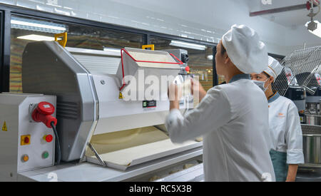 https://l450v.alamy.com/450v/rc5x3b/saigon-vietnam-jan-9-2019-people-working-at-bake-factory-in-saigon-ho-chi-minh-city-vietnam-rc5x3b.jpg