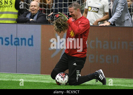 Gummersbach, Germany. 13th Jan, 2019. Schauinsland Reisen Cup: The singer Mickie Krause puts on his wig at the celebrity match of the indoor soccer tournament. Credit: Henning Kaiser/dpa/Alamy Live News Stock Photo