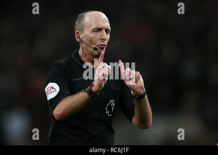 referee Mike Dean. EPL Premier League match, Tottenham Hotspur v Manchester Utd at Wembley Stadium in London on Sunday 13th January 2019.  this image may only be used for Editorial purposes. Editorial use only, license required for commercial use. No use in betting, games or a single club/league/player publications . pic by Andrew Orchard/Andrew Orchard sports photography/Alamy Live news Stock Photo