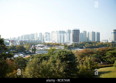Skyline in daytime, national park in foreground, Seoul, South Korea Stock Photo