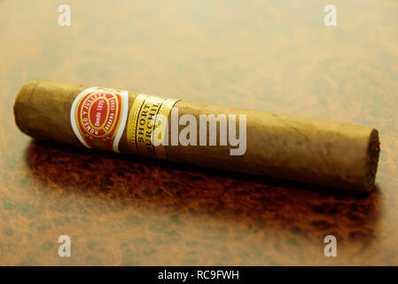 Cuban Cigar, Romeo y Julieta red band and Short Churchill gold band Stock Photo