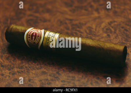 Cuban Cigar, Romeo y Julieta red band and Short Churchill gold band Stock Photo