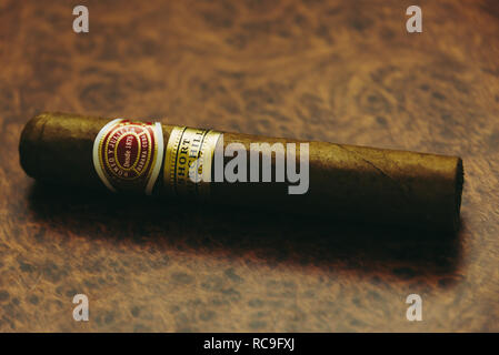 Cuban Cigar, Romeo y Julieta red band and Short Churchill gold band Stock Photo