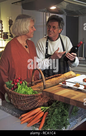 Pärchen mittleren Alters beim Kochen | middleaged couple is cooking Stock Photo