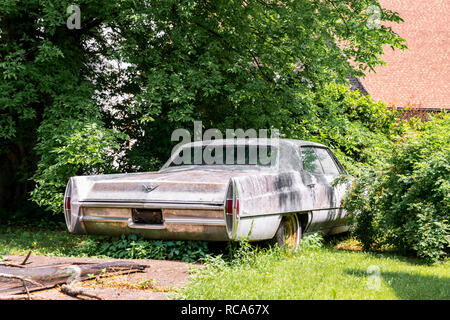 Cairo, IL, United States - May 19, 2018: Abandoned vehicle sitting in a backyard of an abandoned house in Cairo, Illinois. Stock Photo