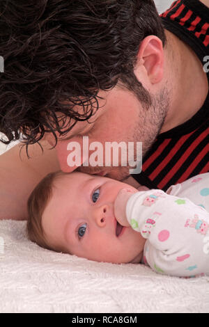Vater kümmert sich um seine kleine tochter, Baby | father looking after his young daugher, baby Stock Photo