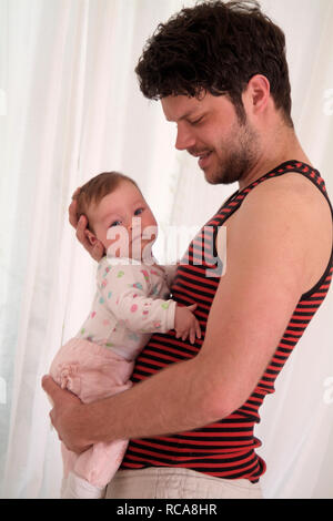 Vater kümmert sich um seine kleine tochter, Baby | father looking after his young daugher, baby Stock Photo