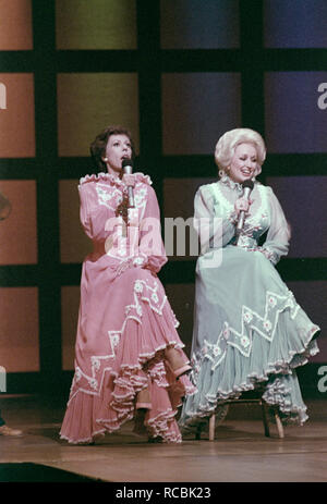 ***FILE PHOTO*** Carol Channing has passed away at 97 American singer-songwriter Dolly Parton and Carol Channing photographed circa 1978. © Nancy Barr Brandon/MediaPunch Stock Photo