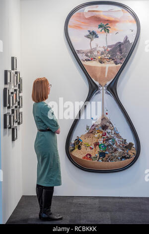Islington, London, UK. 15th Jan 2019. Hourglass - David Mach, Trickle, 2018, photograph and collage on board, courtesy Jill George Gallery - London Art Fair, at the Business Design Centre N1, from 16 - 20 January provides an opportunity to discover modern and contemporary art from the 20th century to the present day. Credit: Guy Bell/Alamy Live News Stock Photo