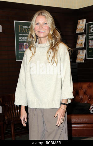 Los Angeles, CA, USA. 14th Jan, 2019. LOS ANGELES - JAN 14: Gwyneth Paltrow signs her new Book ''The Clean Plate'' at the Barnes & Noble at The Grove on January 14, 2019 in Los Angeles, CA Credit: Kay Blake/ZUMA Wire/Alamy Live News Stock Photo