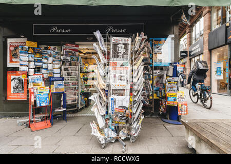 PARIS, FRANCE - MAR 15, 2018: International newspapes stack with portrait of Stephen Hawking the English theoretical physicist, cosmologist dead on 14 March 2018 on sale in Paris kisok Stock Photo