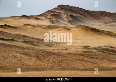 Exploring the dunes of Reserva Natural Paracas desert, Perù Stock Photo