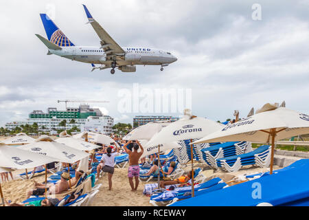 N14735, Boeing 737-924ER, United Airlines flying in low over Moho bay into Princess Juliana airport in St Marten. Stock Photo