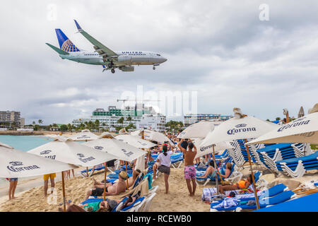 N14735, Boeing 737-924ER, United Airlines flying in low over Moho bay into Princess Juliana airport in St Marten. Stock Photo