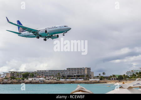 N14735, Boeing 737-924ER, United Airlines flying in low over Moho bay into Princess Juliana airport in St Marten. Stock Photo