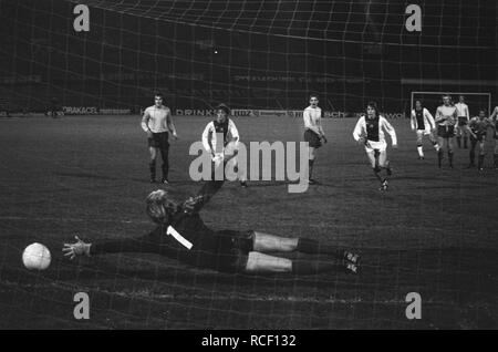 Ajax tegen FC Antwerp 1-0, UEFA Cup , Gerrie Mühren scoort 1-0 langs keeper Trap, Bestanddeelnr 927-5377. Stock Photo