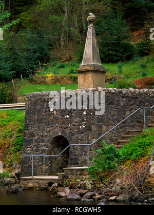 Well of the Heads, Invergarry, Scotland, UK: monument erected 1816 to decapitated heads of 7 murderers washed in the well beside N shore of Loch Oich. Stock Photo