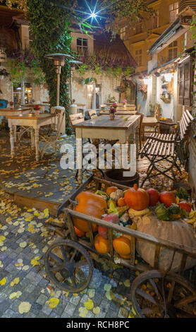 PRAGUE, CZECH REPUBLIC - OCTOBER 17, 2018: The autumn nicht atmosphere on the yard of restaurant in Little quarter. Stock Photo