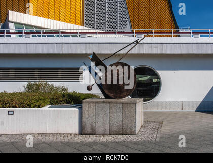 Berlin-Mitte, Tiergarten. Iron Sculpture By Bernhard Heiliger 'Echo ll' in front of the Berlin Philharmonic Chamber Music Hall Stock Photo