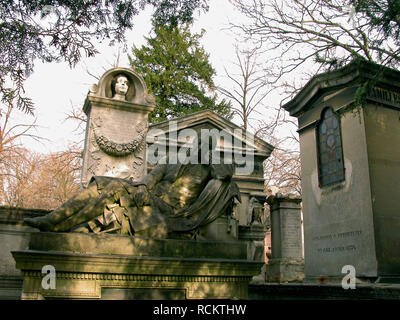 Le Cimetière du Père-Lachaise, 20th arrondissement: Paris's greatest city of the dead: sculpture of a reclining man on a monument Stock Photo