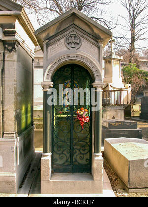 Le Cimetière du Père-Lachaise, 20th arrondissement: Paris's greatest city of the dead: monument to the French composer Francis Poulenc Stock Photo