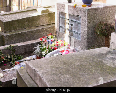 Le Cimetière du Père-Lachaise, 20th arrondissement: Paris's greatest city of the dead: grave and tributes to the Doors' lead singer Jim Morrison Stock Photo