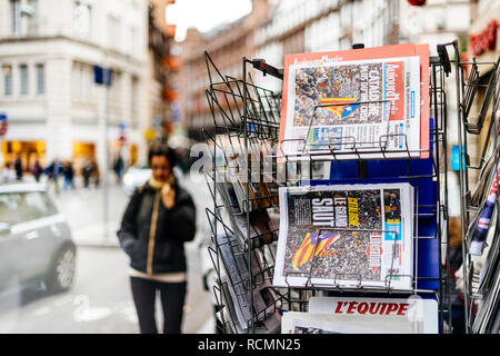 PARIS, FRANCE - OCT 28, 2017: Pedestrians next to French international newspaper with news from Spain about the Catalonia Referendum and protests in Barcelona - kiosk stand in city  Stock Photo