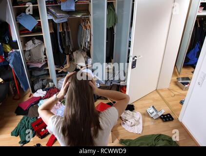 Young woman discovering the scene of a burglary, ransacked shelf Stock ...