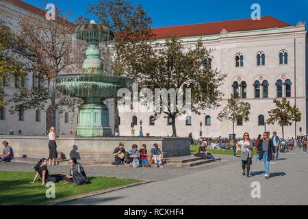 The Geschwister-Scholl-Platz with its fountain, forecourt of the Ludwig-Maximilians-University, Munich, Upper Bavaria, Bavaria Stock Photo