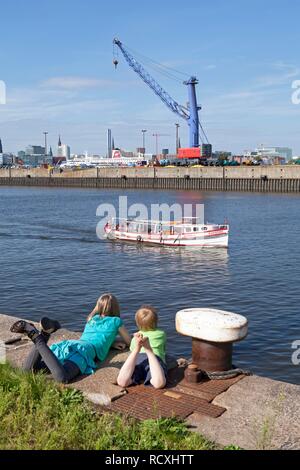 Children watching excursion boat in the harbour, Hamburg Wilhelmsburg Stock Photo