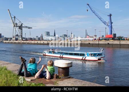 Children watching excursion boat in the harbour, Hamburg Wilhelmsburg Stock Photo