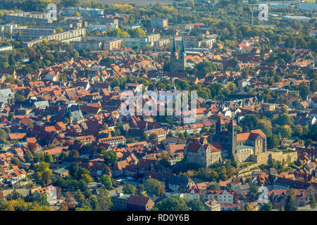 Aerial view, castle museum Quedlinburg, Schlosstor, old town with Burgberg-Sankt Wiperti-Münzenberg, castle mountain, Quedlinburg old town, district H Stock Photo
