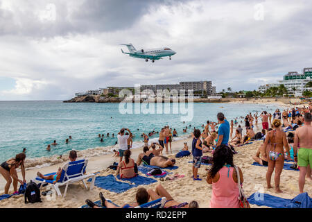 Bombardier CL-600-2B16 Challenger 604 flying in low over Moho bay into Princess Juliana airport in St Marten. Stock Photo
