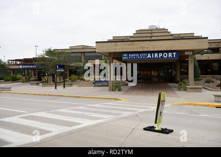 international airports within 1000 miles of rapid city sd
