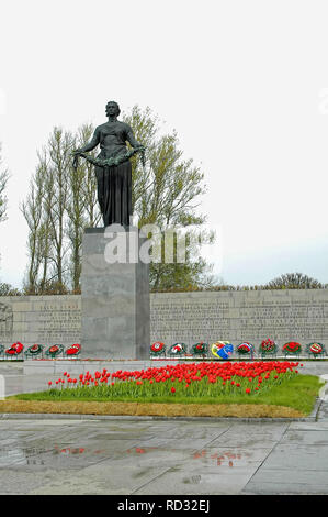 Saint-Petersburg, Russia - May 16, 2006: View of Monument Mother Homeland. Piskarevskoe memorial cemetery with graves of victims of siege of Leningrad Stock Photo