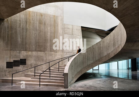 Tate Modern, Bankside, London, UK. A curving flight of steps in the Switch House, the 2016 gallery extension by architects Herzog & de Meuron Stock Photo