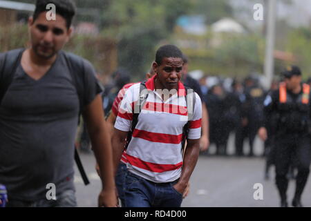 Aguas Calientes, Guatemala. 16th Jan, 2019. Despite the rain, migrants from Honduras walk their way north. A so-called migrant caravan had left the Honduran city of San Pedro Sula to the north. According to the government of Honduras, 700 people entered Guatemala with and without the necessary papers. The group plans to immigrate to the USA. Credit: Morena Perez Joachin/dpa/Alamy Live News Stock Photo