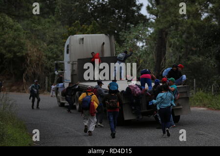 Aguas Calientes, Guatemala. 16th Jan, 2019. Migrants from Honduras run and jump on a truck to continue their way north. A so-called migrant caravan had left the Honduran city of San Pedro Sula to the north. According to the government of Honduras, 700 people entered Guatemala with and without the necessary papers. The group plans to immigrate to the USA. Credit: Morena Perez Joachin/dpa/Alamy Live News Stock Photo