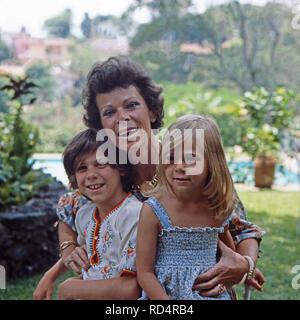 Prinzessin Maria Beatrice von Savoyen mit den beiden Kindern Raffaelo und Assea in Cuernavaca, Mexiko 1979. Princess Maria Beatrice of Savoy with her children Raffaelo and Assea at Cuernavaca, Mexico 1979. Stock Photo