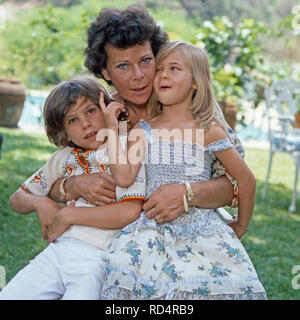 Prinzessin Maria Beatrice von Savoyen mit den beiden Kindern Raffaelo und Assea in Cuernavaca, Mexiko 1979. Princess Maria Beatrice of Savoy with her children Raffaelo and Assea at Cuernavaca, Mexico 1979. Stock Photo