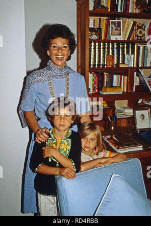 Prinzessin Maria Beatrice von Savoyen mit den beiden Kindern Raffaelo und Assea in Cuernavaca, Mexiko 1979. Princess Maria Beatrice of Savoy with her children Raffaelo and Assea at Cuernavaca, Mexico 1979. Stock Photo